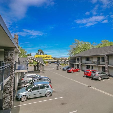 Aotea Motor Lodge Whanganui Kültér fotó The motel's courtyard