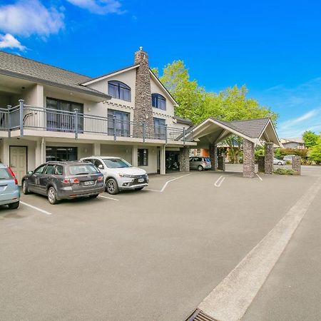 Aotea Motor Lodge Whanganui Kültér fotó The hotel's carpark