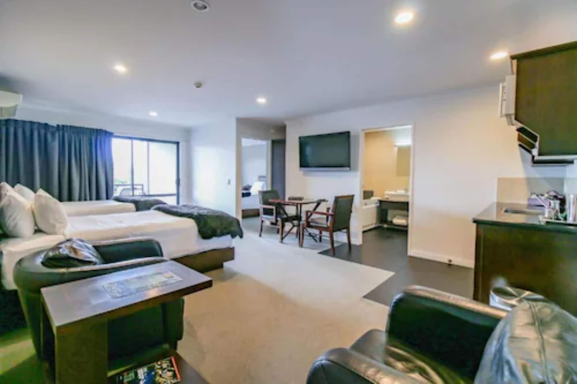 Aotea Motor Lodge Whanganui Kültér fotó A typical studio apartment