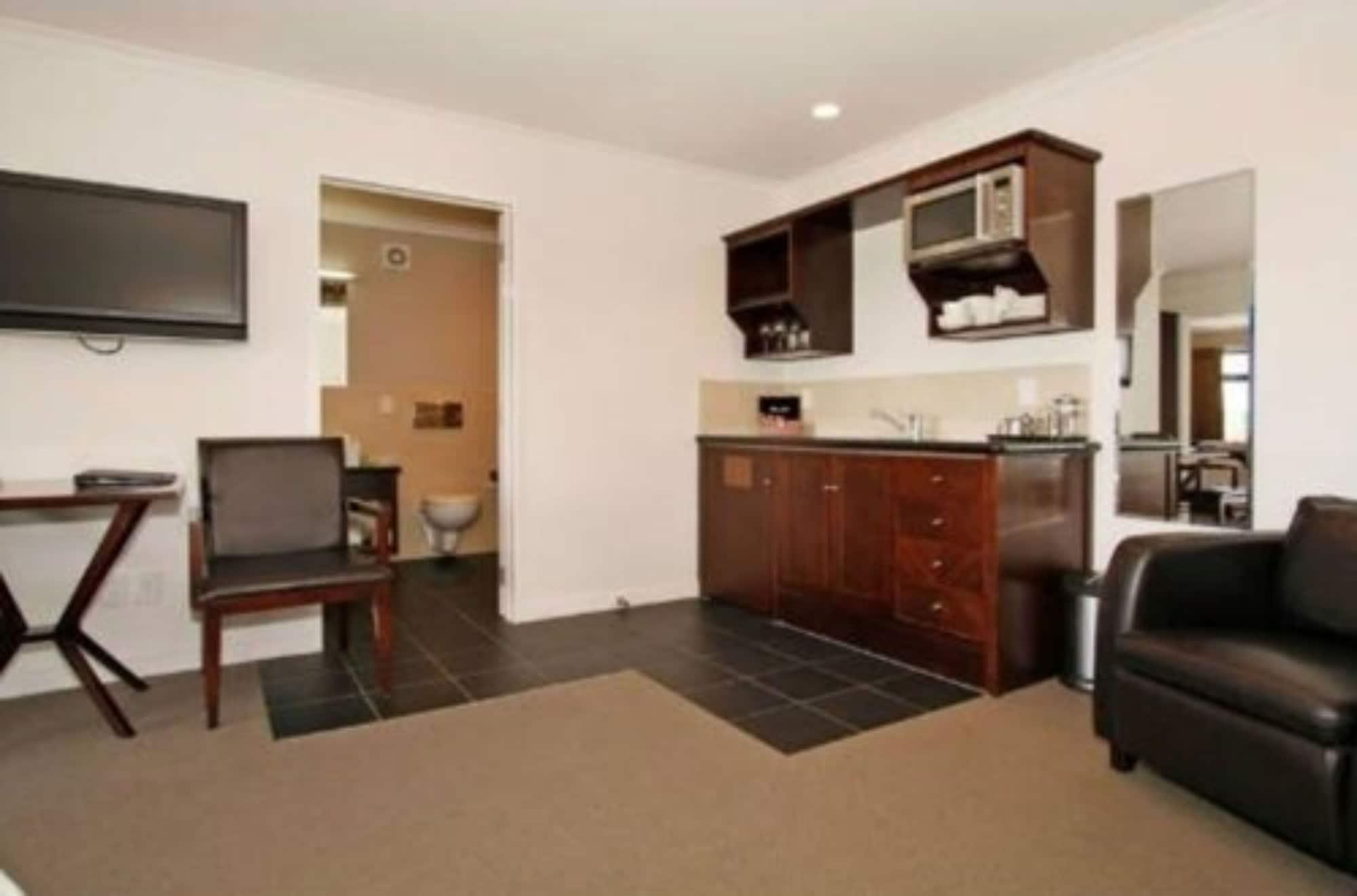 Aotea Motor Lodge Whanganui Kültér fotó A typical studio apartment