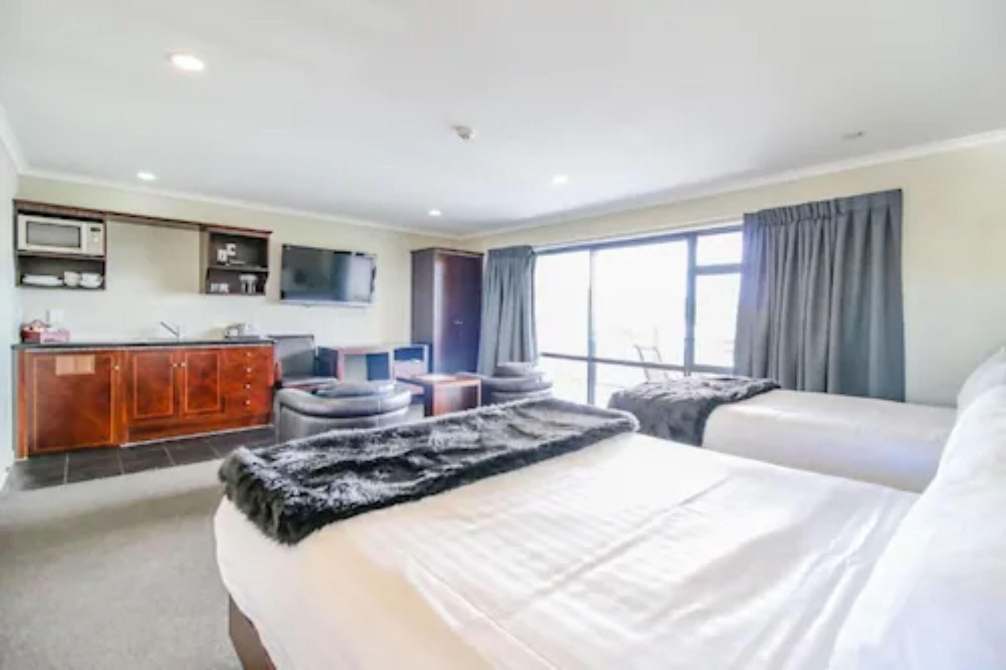 Aotea Motor Lodge Whanganui Kültér fotó A typical studio apartment