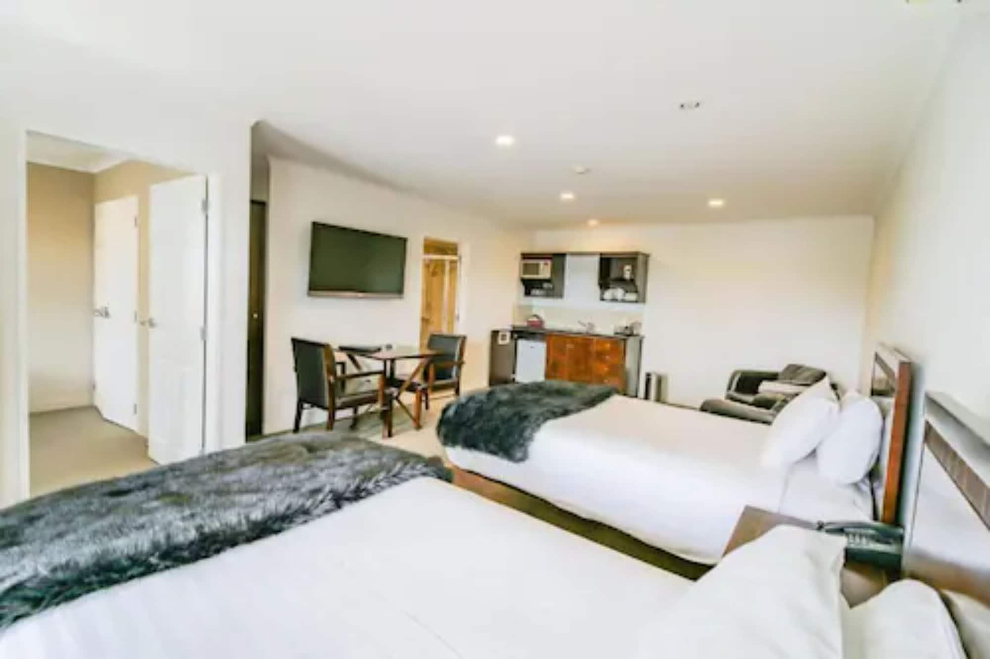 Aotea Motor Lodge Whanganui Kültér fotó A typical studio apartment