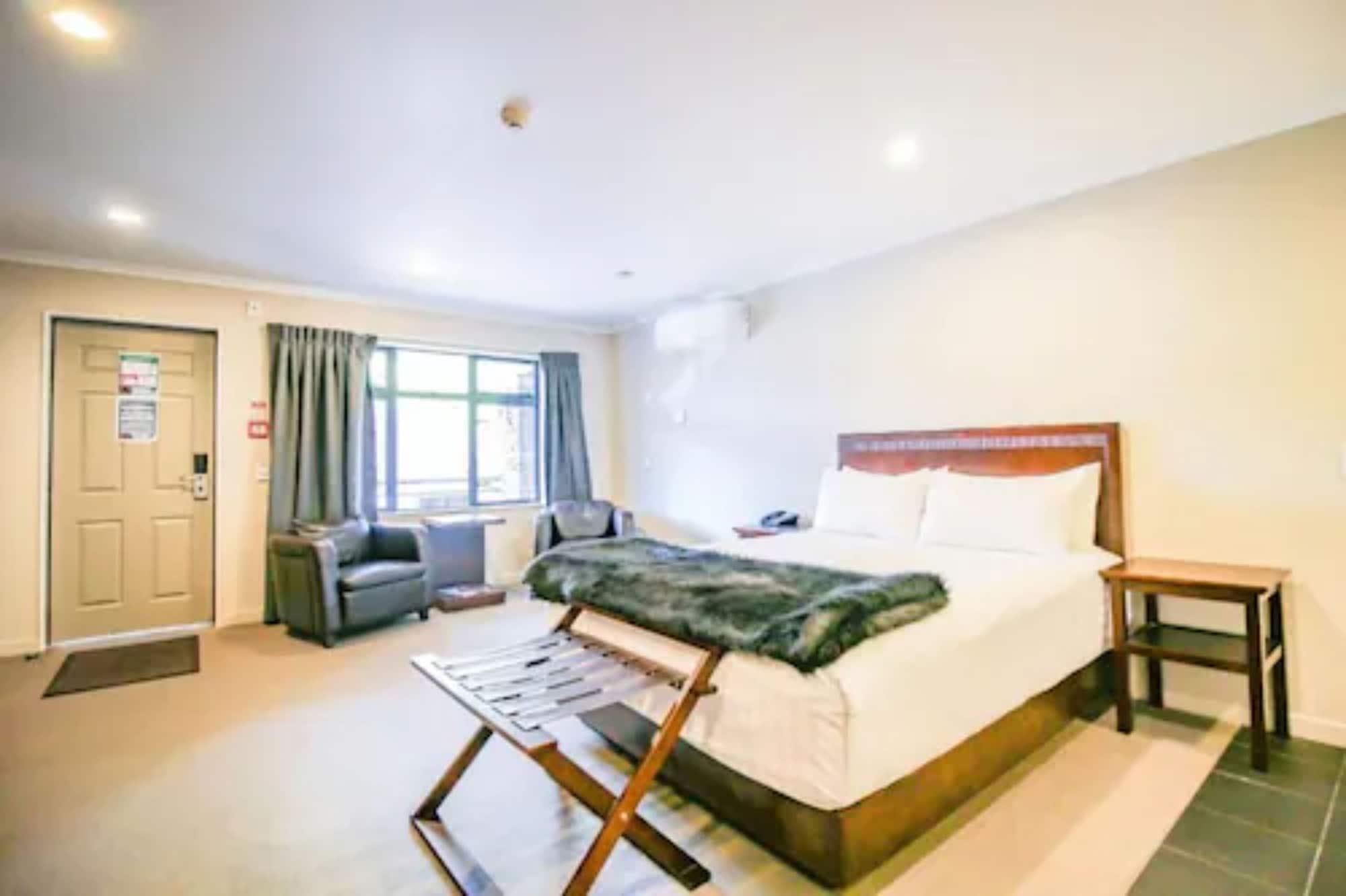 Aotea Motor Lodge Whanganui Kültér fotó A typical hotel room