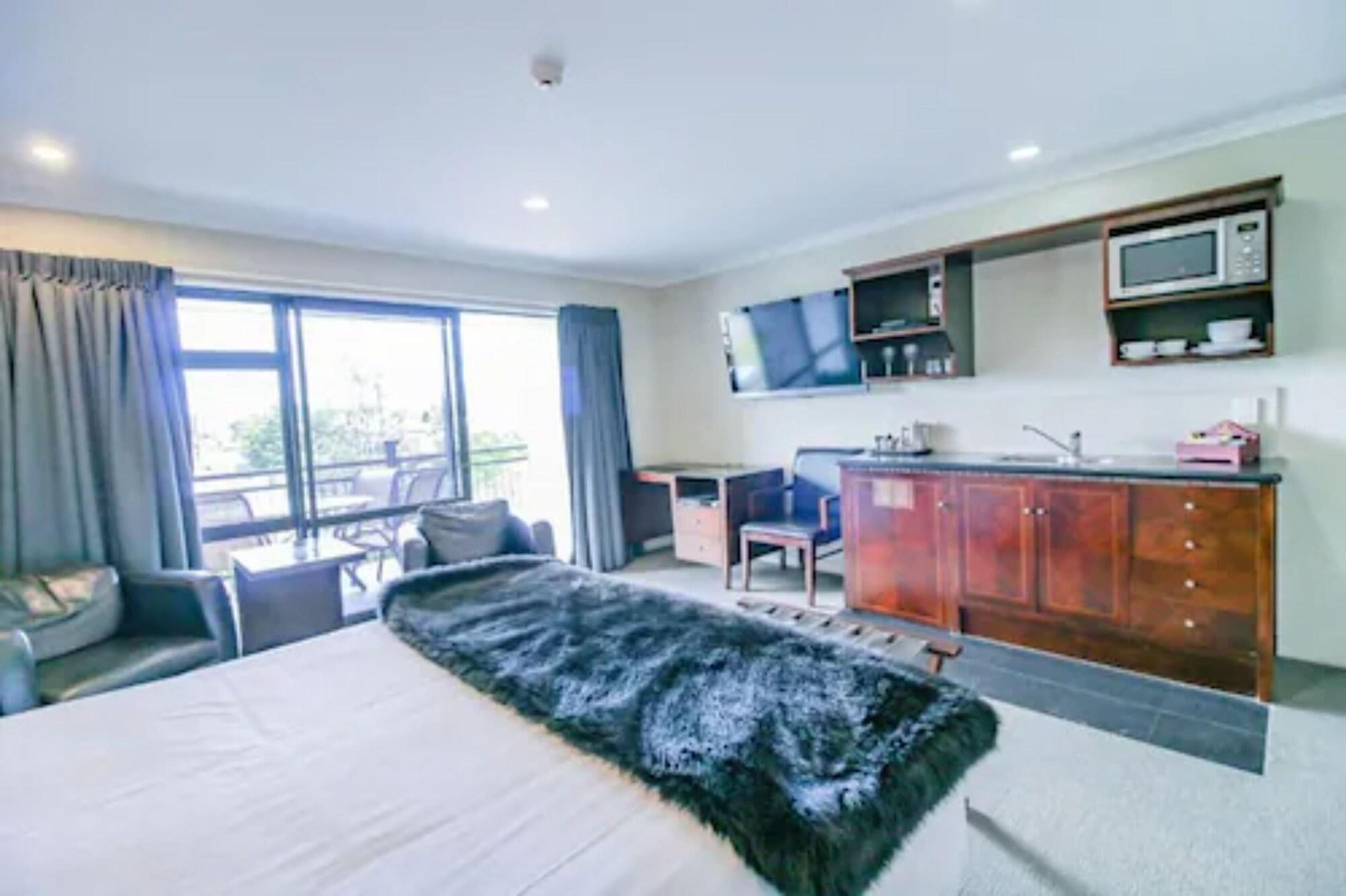 Aotea Motor Lodge Whanganui Kültér fotó A studio apartment in New Zealand