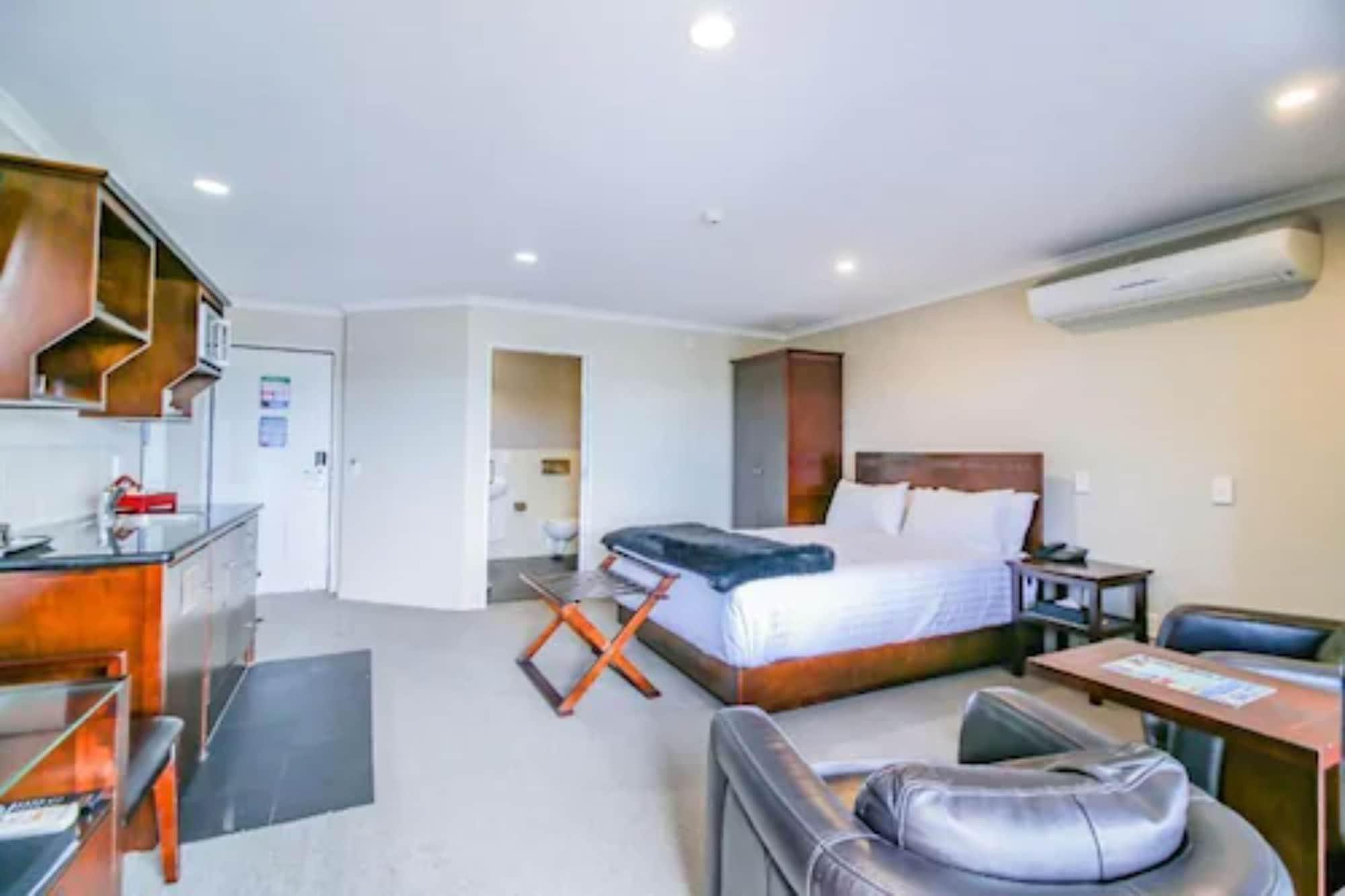 Aotea Motor Lodge Whanganui Kültér fotó A typical studio apartment