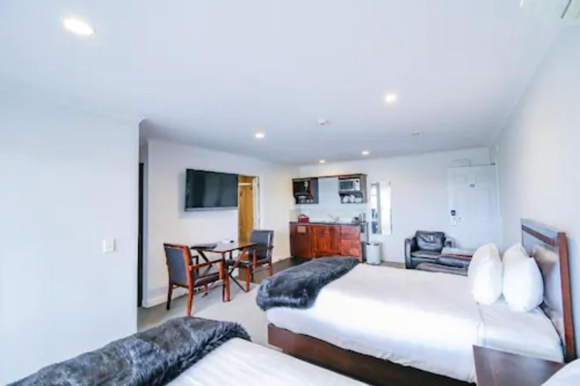 Aotea Motor Lodge Whanganui Kültér fotó A typical studio apartment