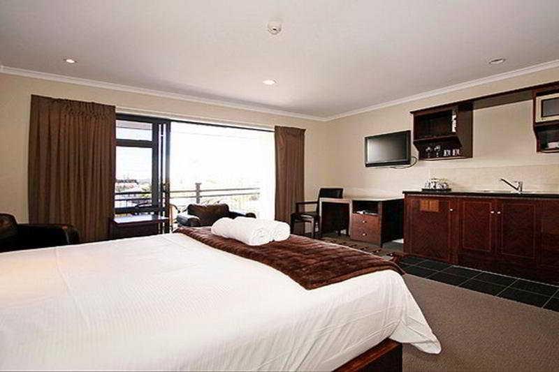 Aotea Motor Lodge Whanganui Kültér fotó A typical studio apartment