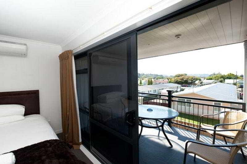 Aotea Motor Lodge Whanganui Kültér fotó A sliding door