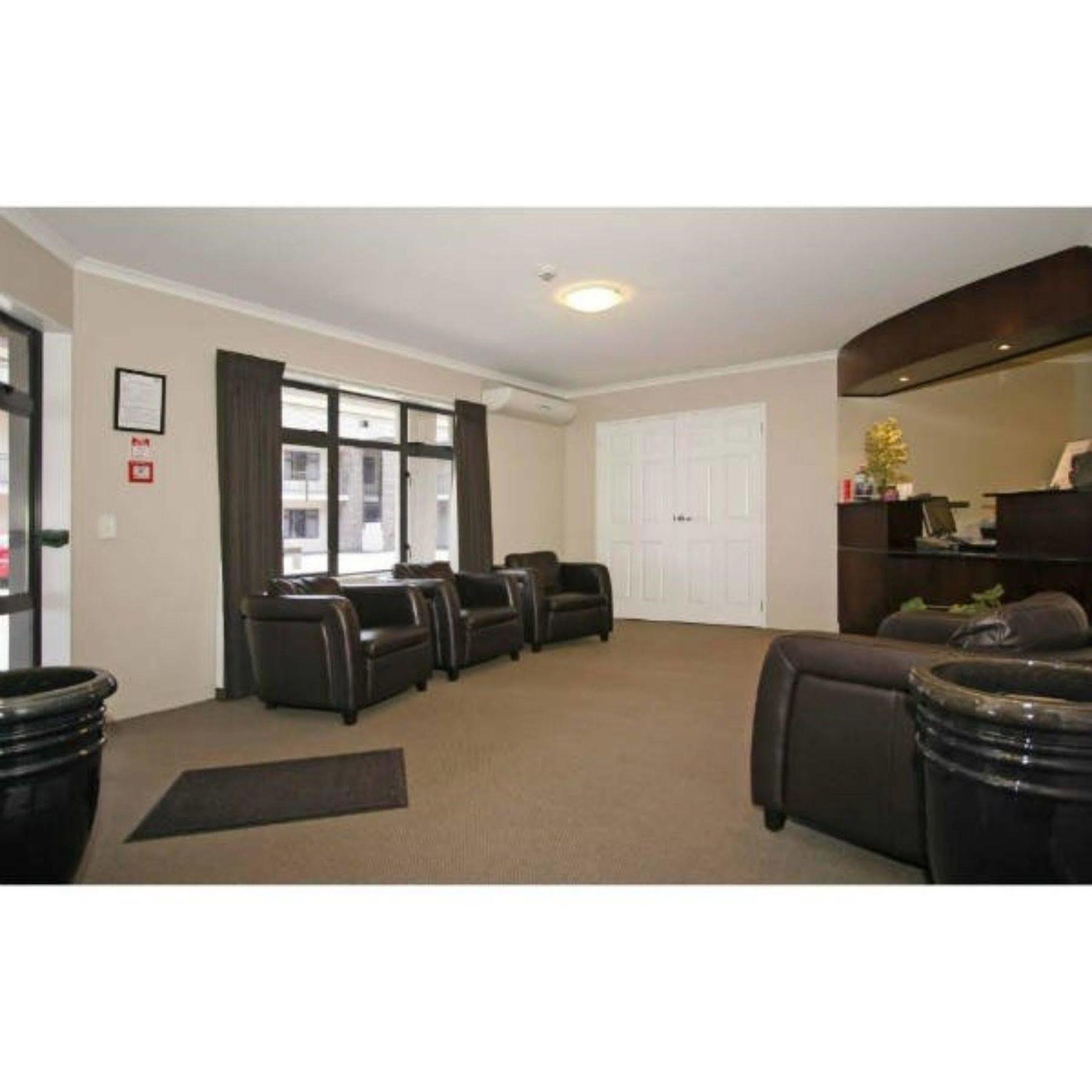 Aotea Motor Lodge Whanganui Kültér fotó The interior of the reception area at the hotel