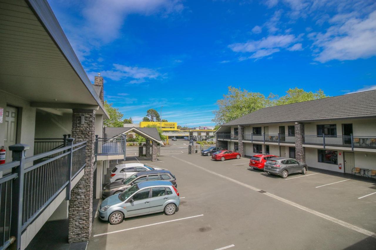 Aotea Motor Lodge Whanganui Kültér fotó The motel's courtyard