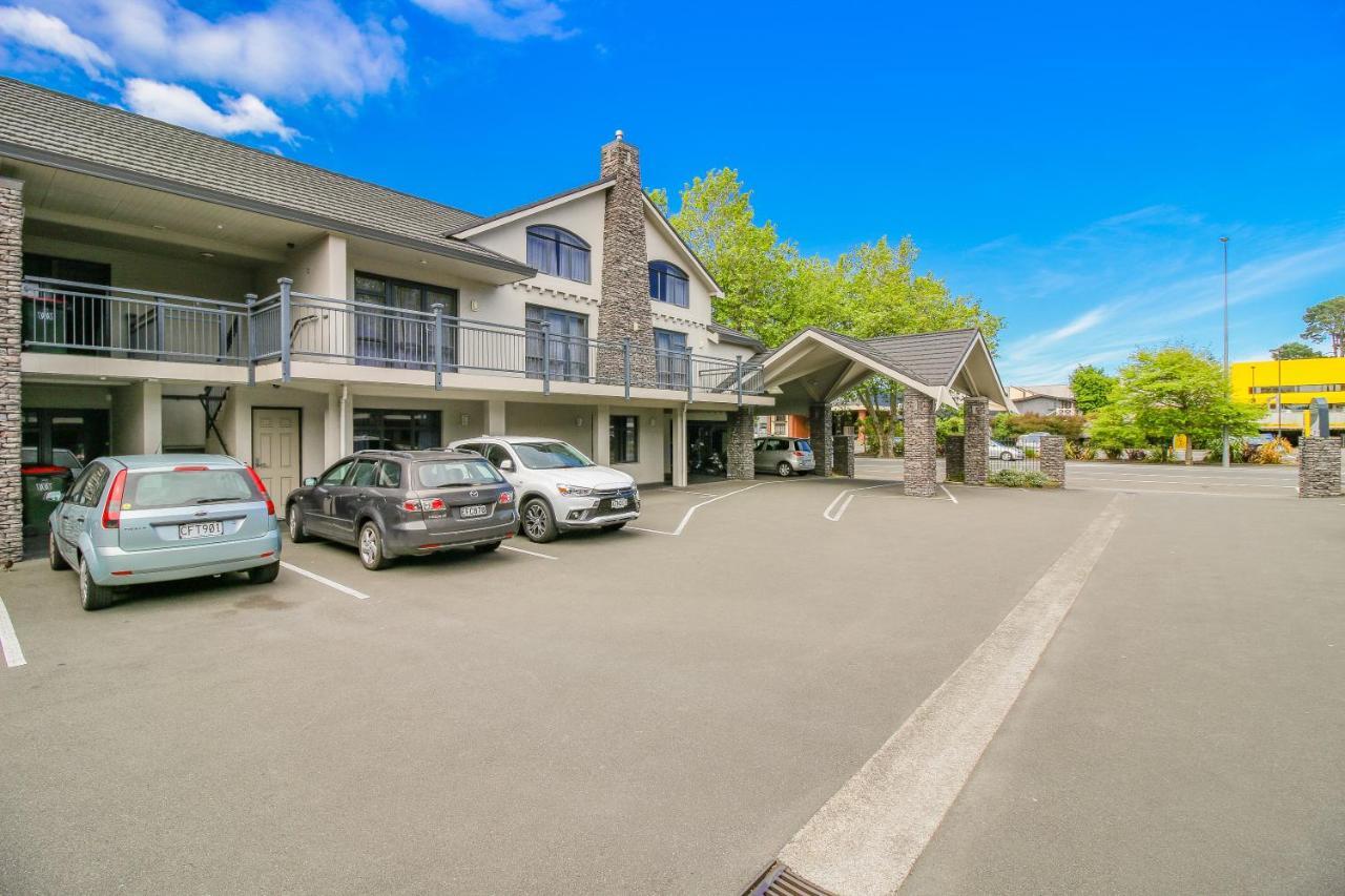 Aotea Motor Lodge Whanganui Kültér fotó The hotel's carpark