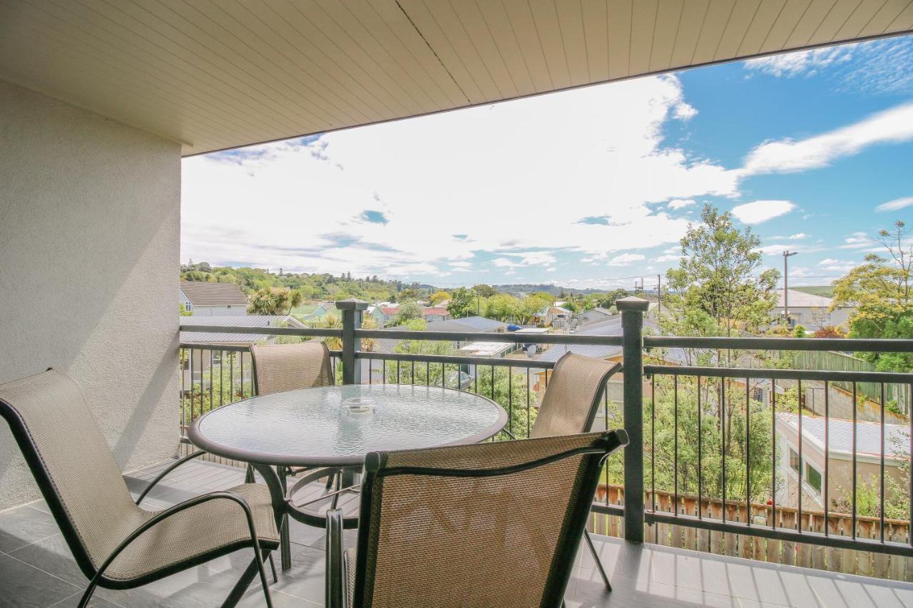 Aotea Motor Lodge Whanganui Kültér fotó A balcony