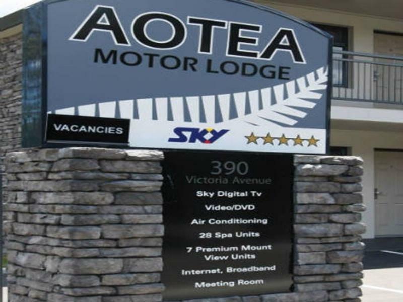 Aotea Motor Lodge Whanganui Kültér fotó Sky TV advertisement on a motel