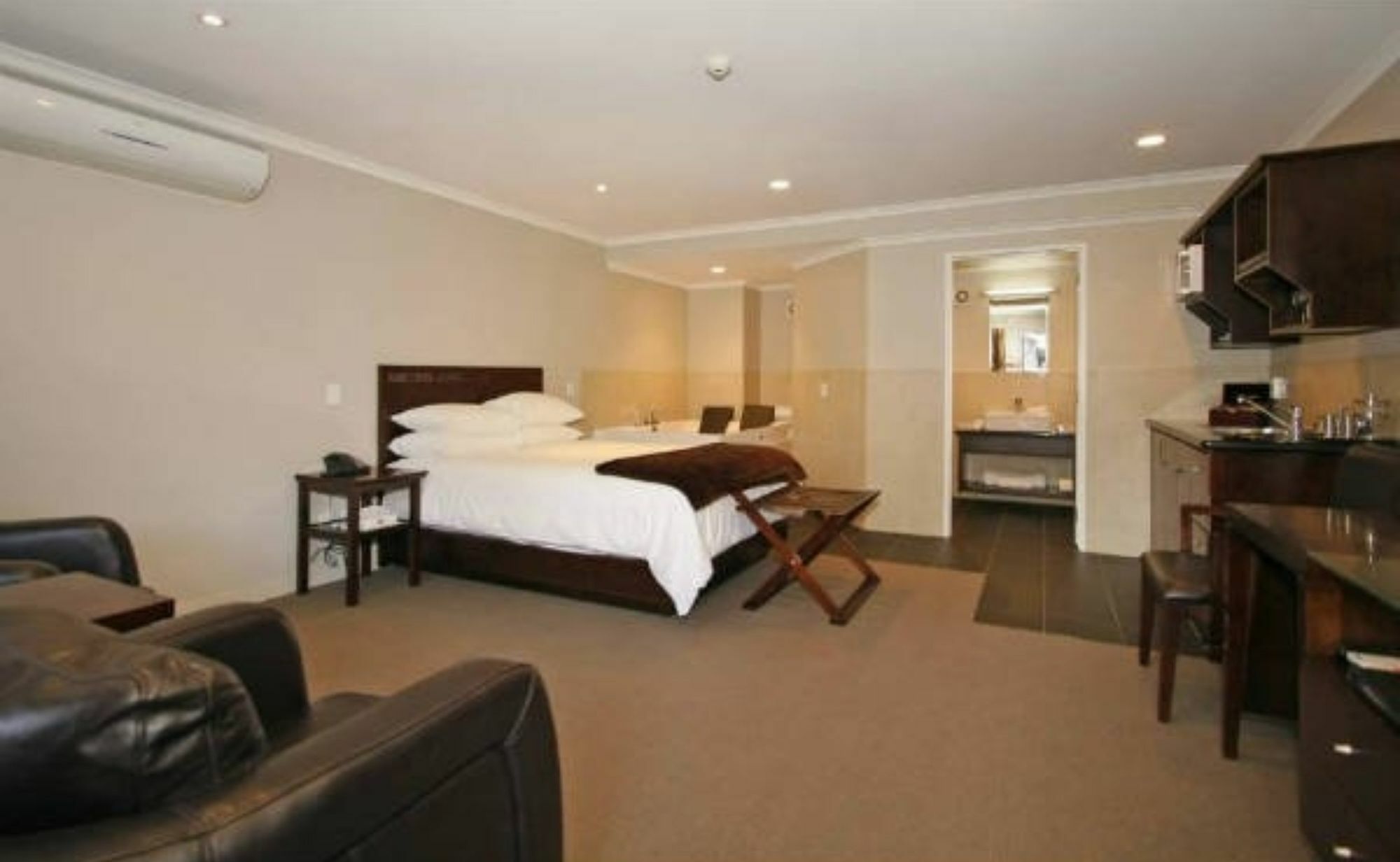 Aotea Motor Lodge Whanganui Kültér fotó A studio apartment