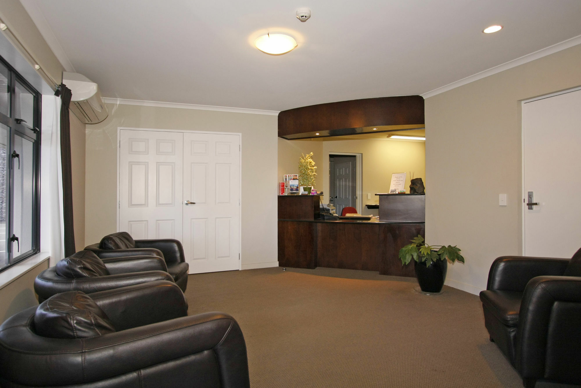 Aotea Motor Lodge Whanganui Kültér fotó The reception area of a dental practice