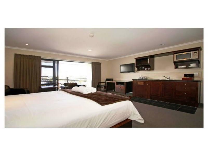 Aotea Motor Lodge Whanganui Kültér fotó A typical studio apartment
