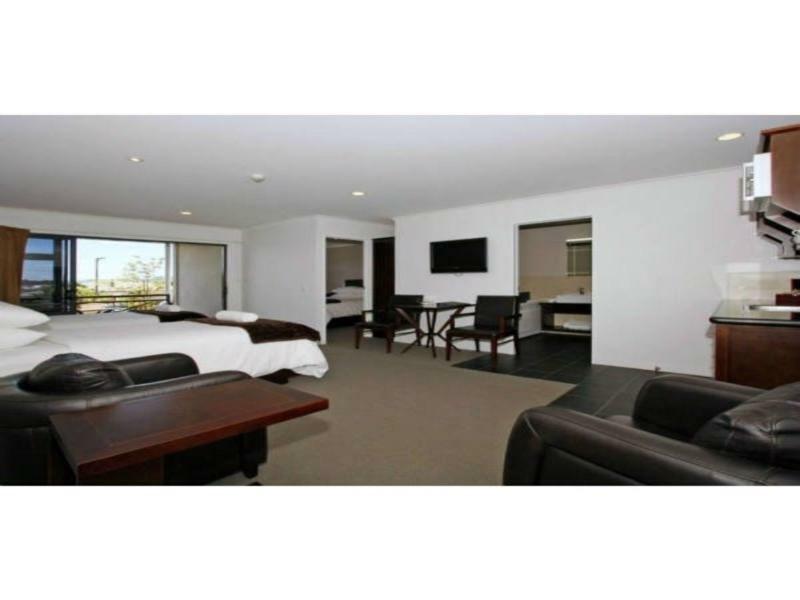 Aotea Motor Lodge Whanganui Kültér fotó A suite at the hotel